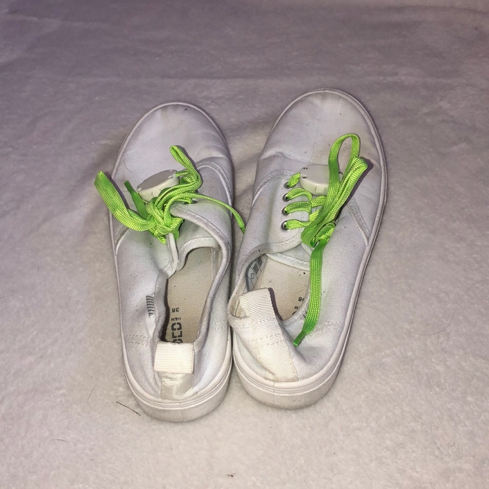 White sneakers WITH LIGHT UP LACES
